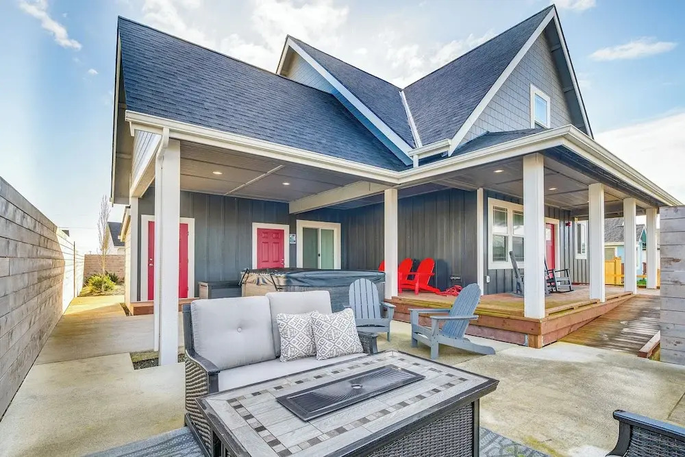 Ocean Shores Getaway w/ Fireplace & Hot Tub!