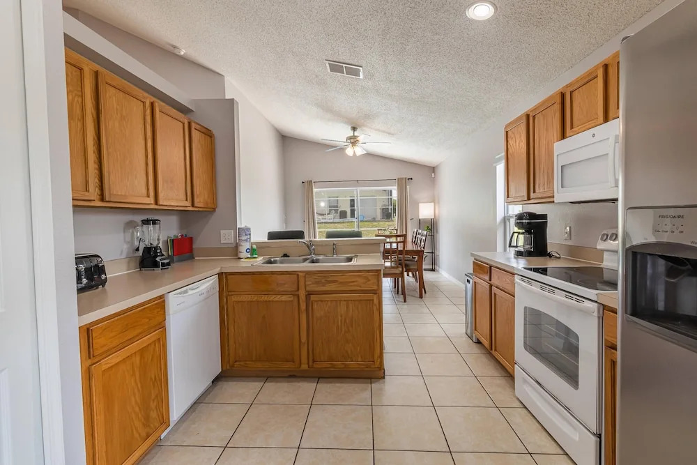 173 Hillside Dr in Davenport