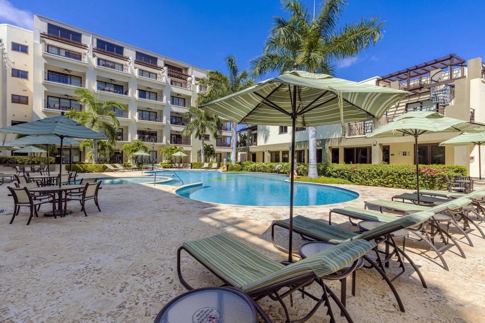 Unique 2BR Penthouse w Privaterooftop Palmbeach