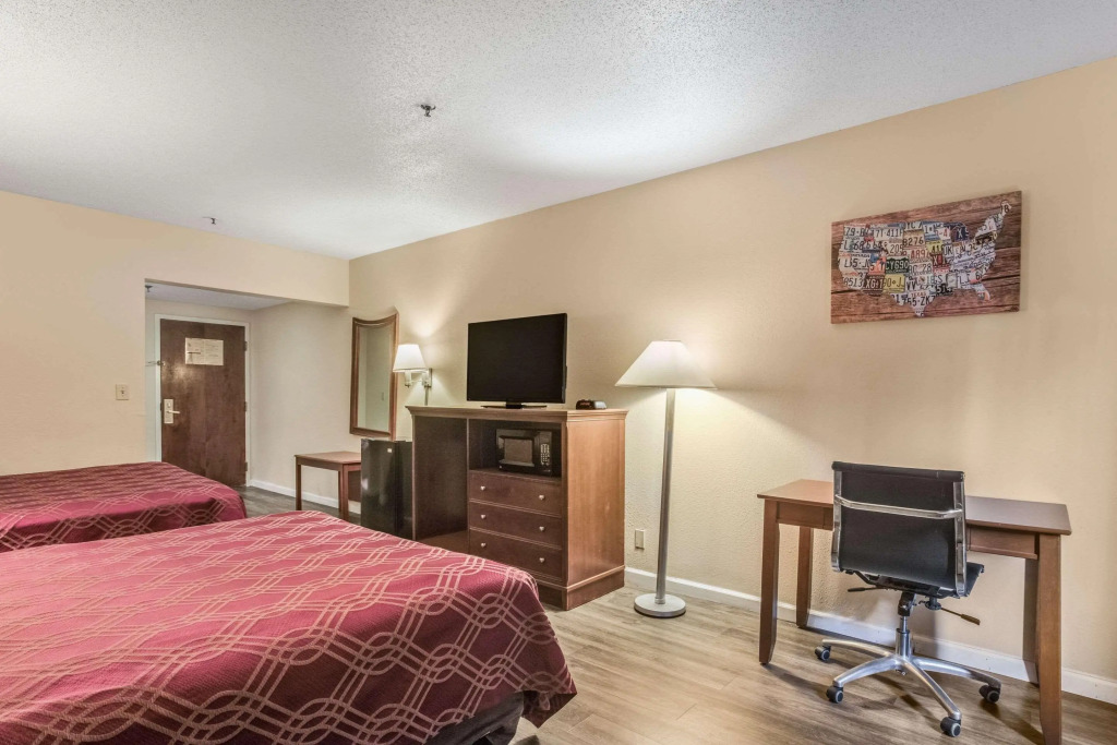 Econo Lodge Inn & Suites Marietta near Dobbins ARB