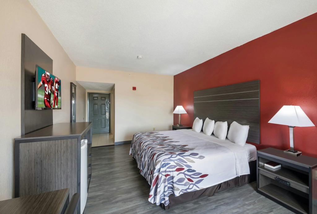 Red Roof Inn & Suites Austin East - Manor