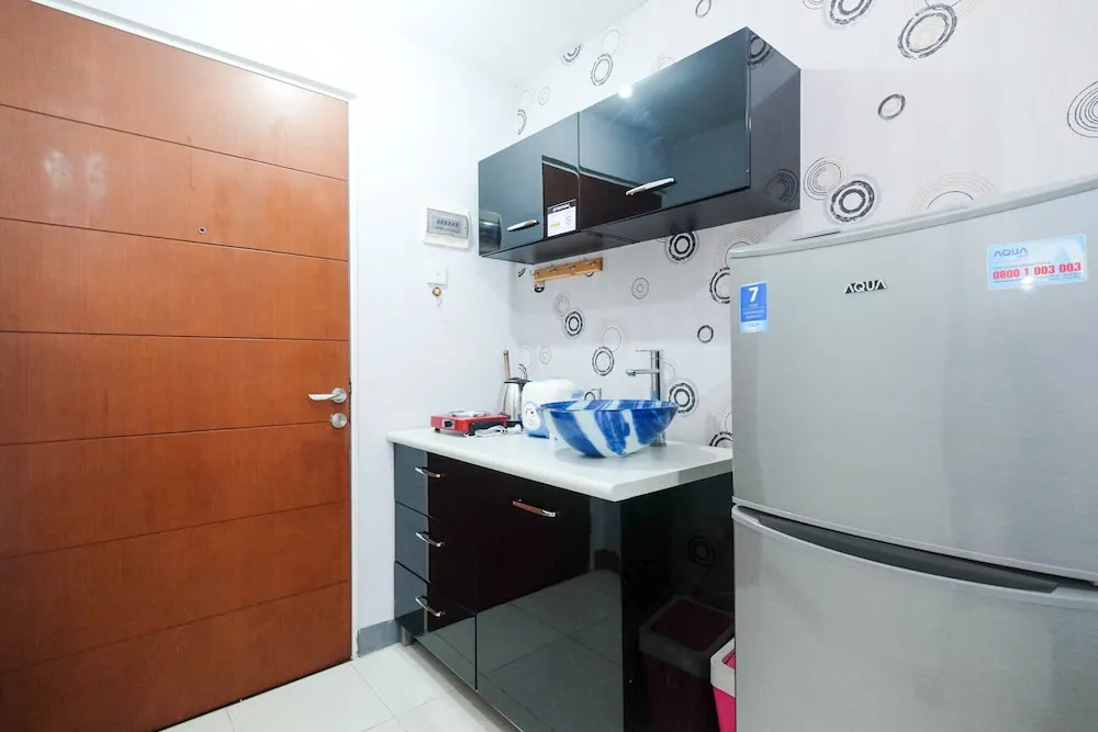 Comfy Studio Room at Evenciio Margonda Apartment By Travelio