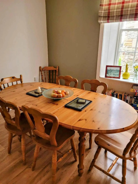 Craigowen - 4 Bed Maisonette on Historic High Street