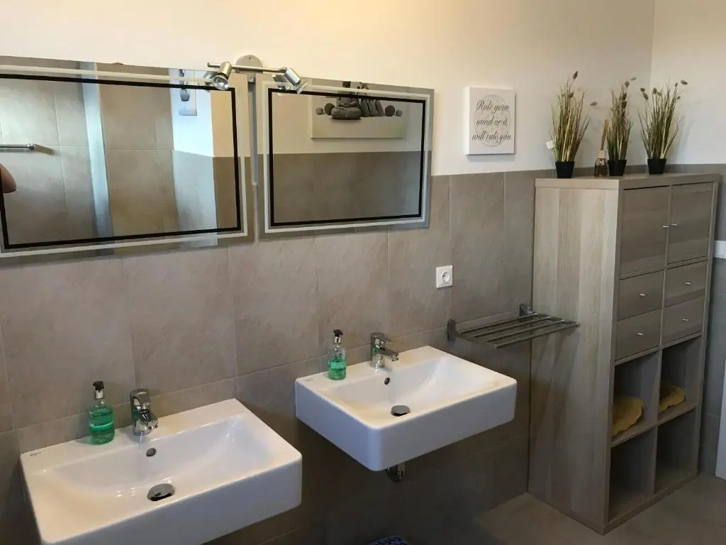 KMHeim, Cozy 103m2 apartment, with 3 bedroom and covered free parking place, close to city center