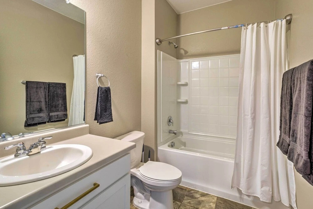 10 Mi to DIA: Spacious Aurora House w/ Yard