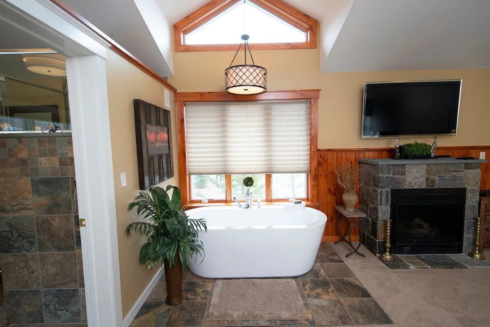 Luxury 6Br Solitude Village- Indoor Bball Court, Private Tub Home