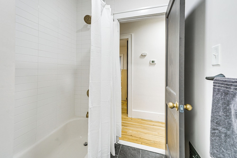 Dog-friendly Pleasant Ridge Home: 13 Mi to Detroit