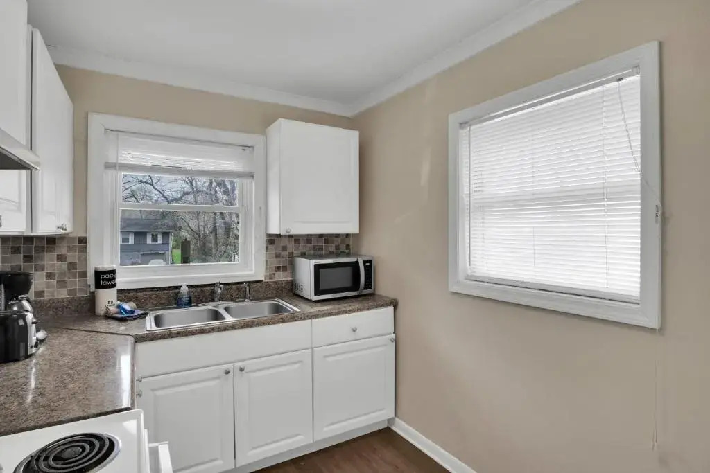 Small 2br East Knox apartment Pet friendly
