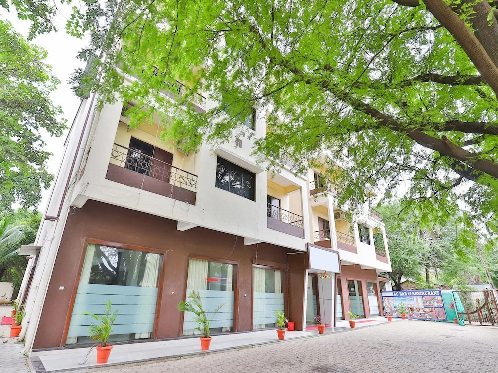 OYO 16880 Hotel Ambica