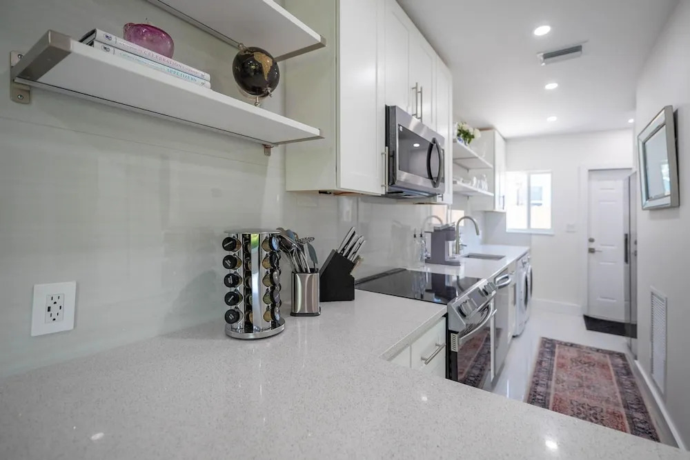 Uhost AI 1BR Sleek Modern Retreat
