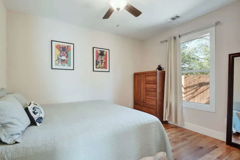 2BR Renovated Austin Coach House by RedAwning