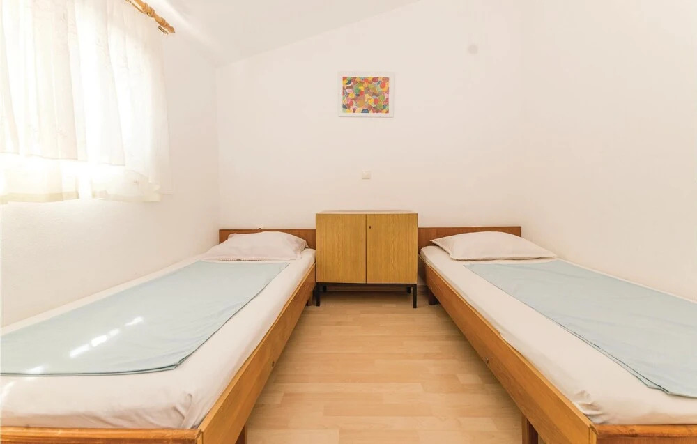 2 Bedroom Stunning Home In Povljana