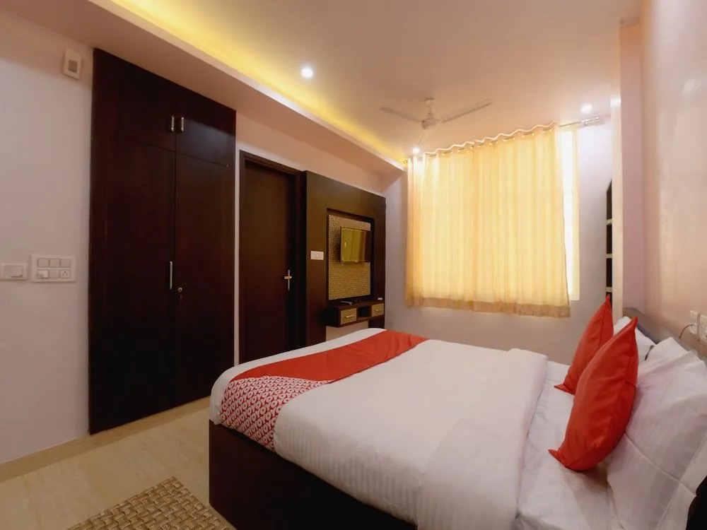 OYO 23606 Hotel Danaria