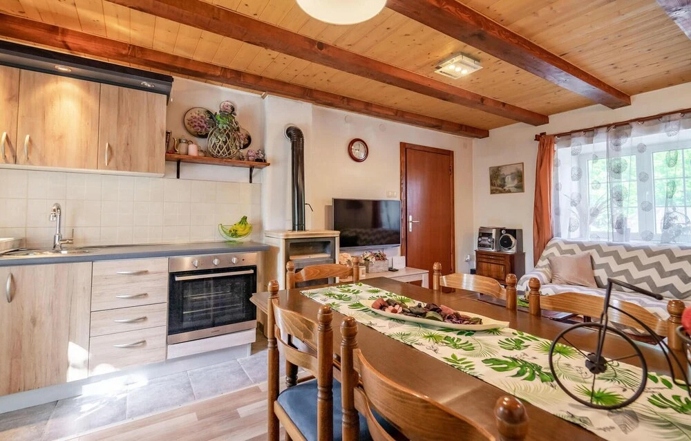 2 Bedroom Gorgeous Home In Fuzine
