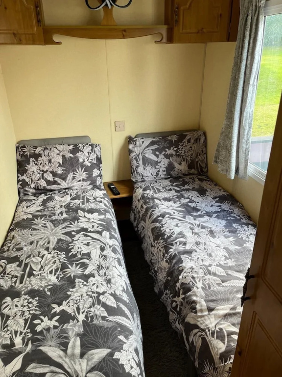 House Sleeps 8 With Sea View and Parking