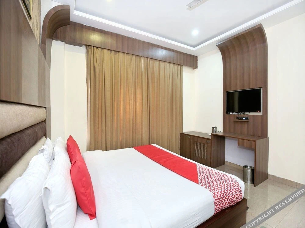 Majestic Crown by OYO Rooms
