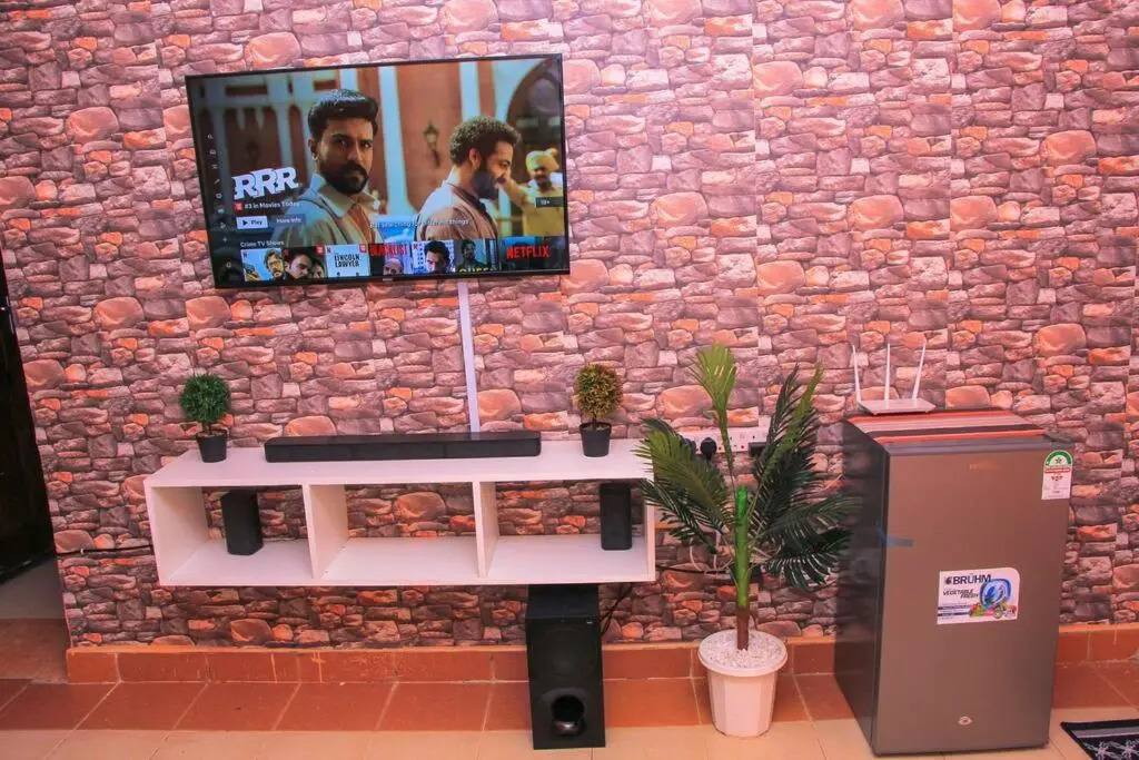 Cozy Homes 1 Bedroom house with Wi-Fi king size bed. Free parking