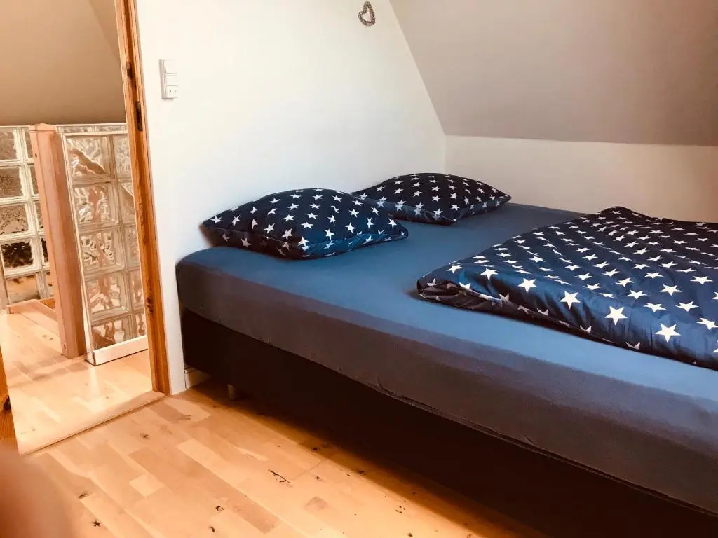 Centralt i Gentofte i 2 plan, ved S-Tog og busser