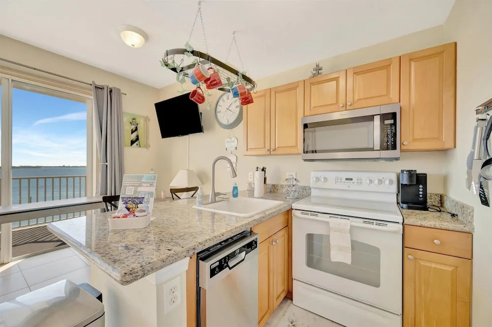 Waterview Balcony HOT TUB Heated Pool Rum Bar