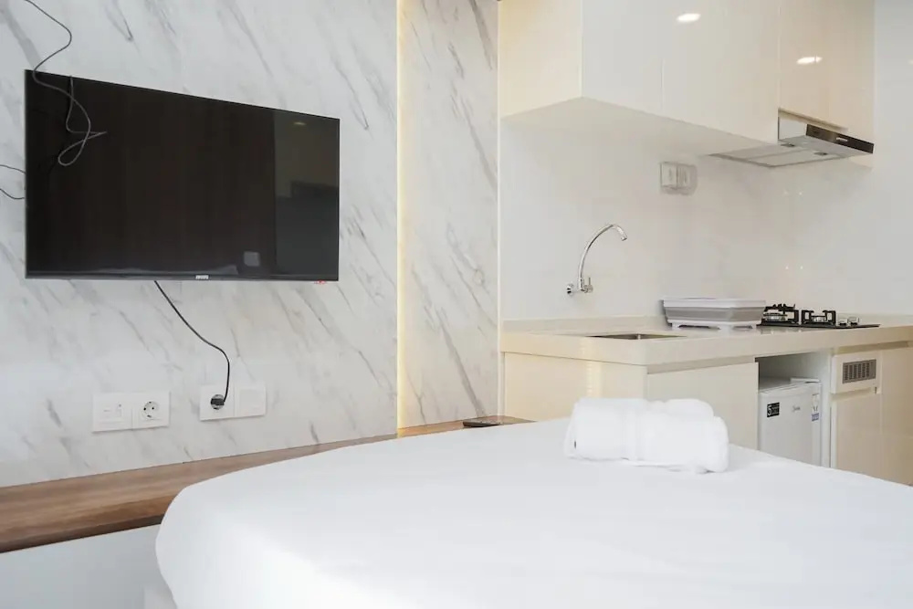 Cozy And Minimalist Studio Room At Sky House Bsd Apartment
