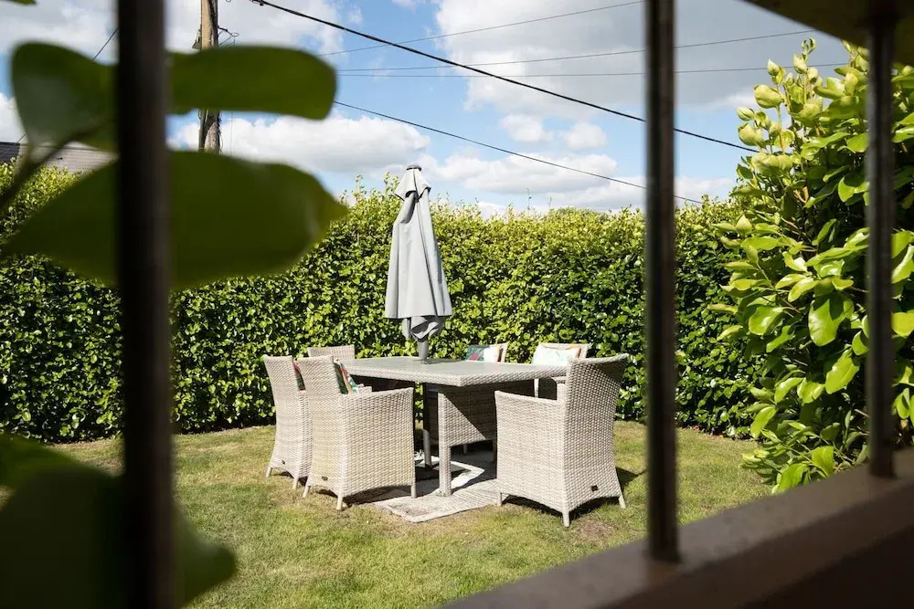 Glynmar - Sea Glimpses Hot Tub Pool Table