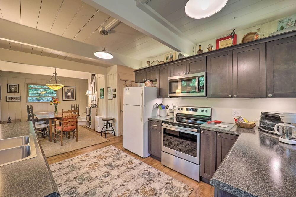 Spacious Cabin - 4 Mi to Blue Ridge Parkway!