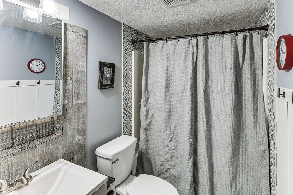 Spacious & Family Friendly! Lincoln Home w/ Deck