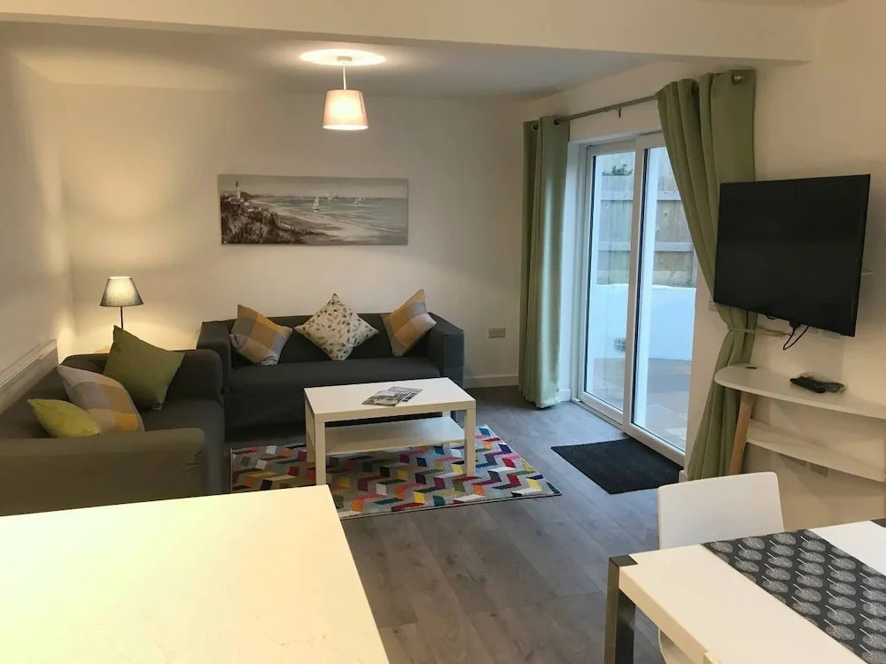 Beautiful Refurbished Home - Short Walk to the Beach