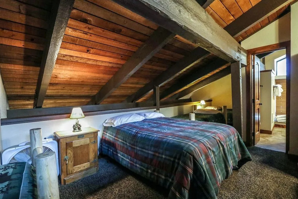 Horizons 4 166 Updated Upstairs Unit with Private Washer Dryer, Walk to Town, On Shuttle Route to Lodges by RedAwning