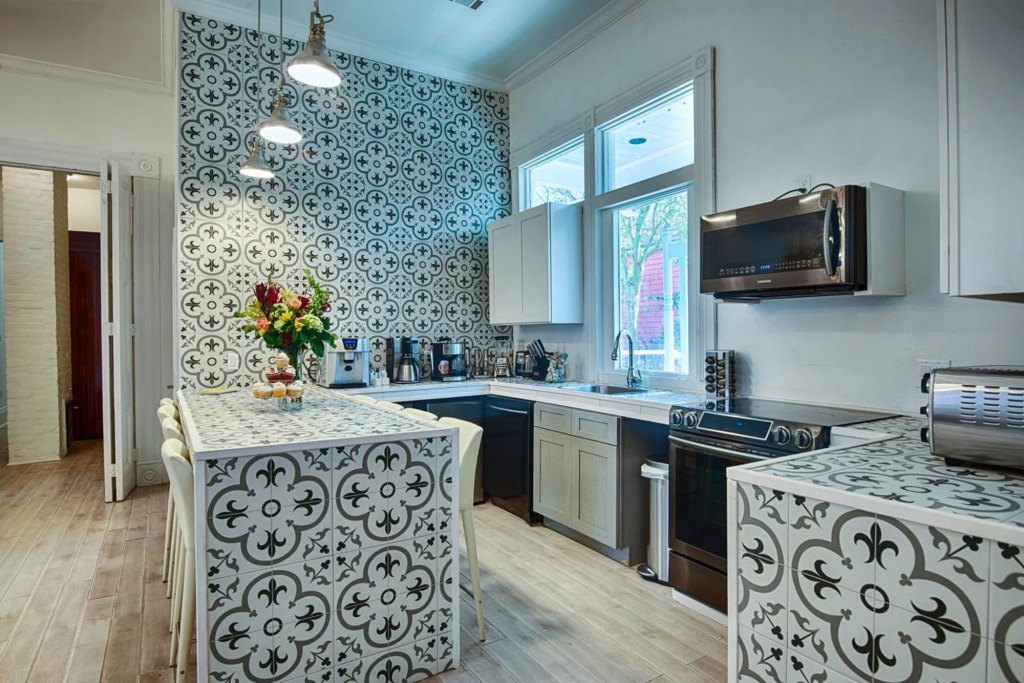 Best Location 5BR Next to French Quarter Book NOW!