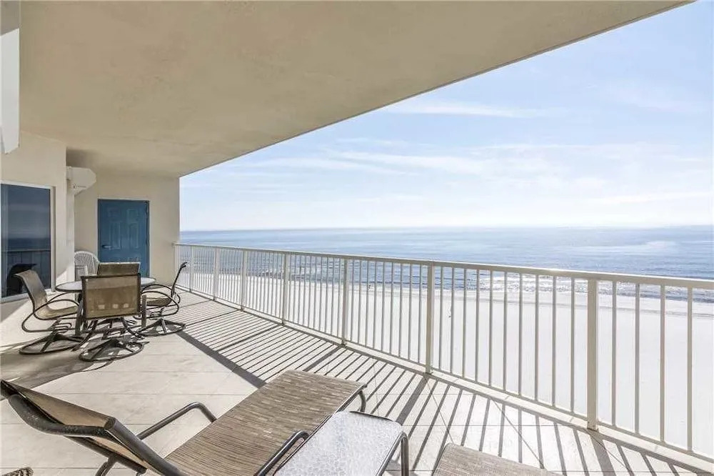 Admiral's Quarters 702 - 3 Br condo by RedAwning