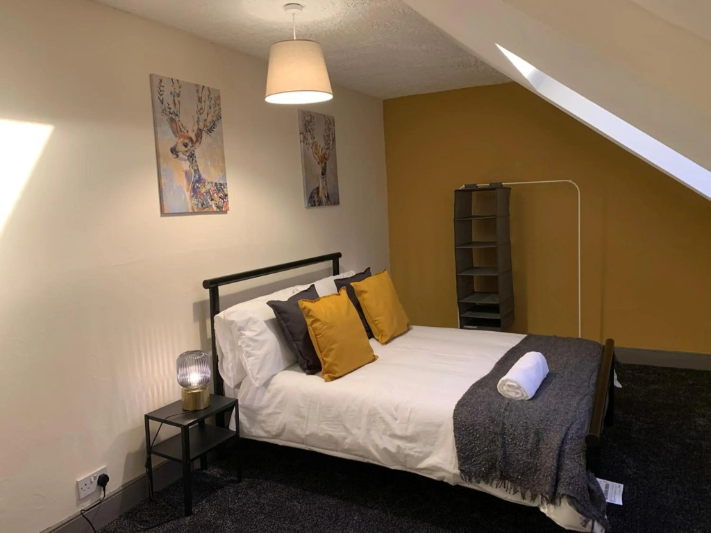 Rectory - Lovely 4 bedroom maisonette Gateshead free parking