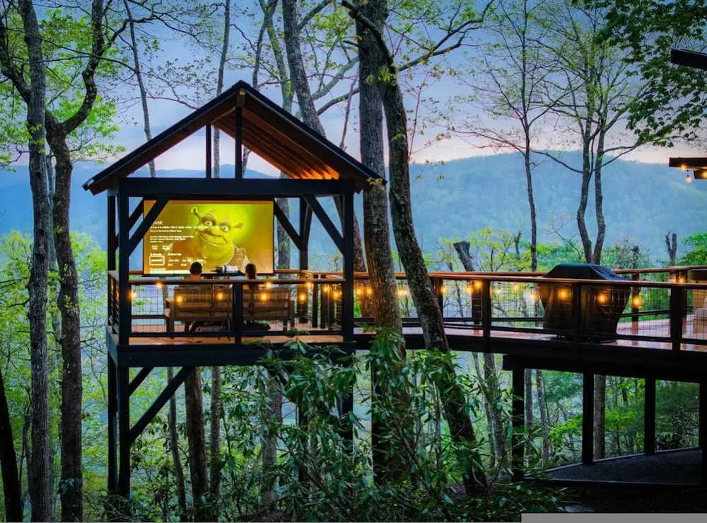 Outdoor Movies w Hot Tub Fire Pit Mtn Views
