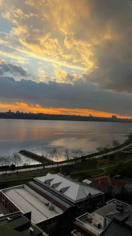 Perfect Lake view Entire Apartment