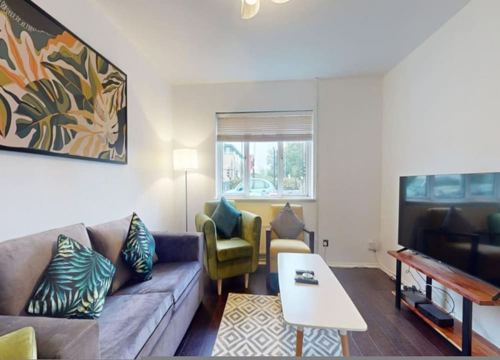 Comfort Stay Slough 3BR Home for Groups Families