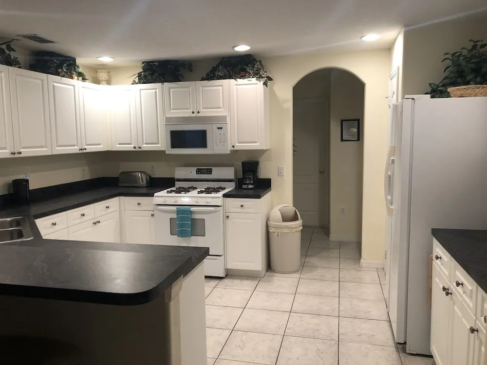 Gorgeous 4 Bed Home with Private Pool and Gamesroom in Disney Area (TR562DD)