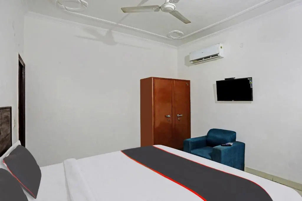 Collection O Mayank Guest House Near ISKCON Temple Noida