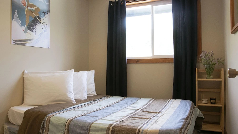 4 Bedroom Apartment near Blue Mountain Village, Private Beach Access, BBQ, Petfriendly