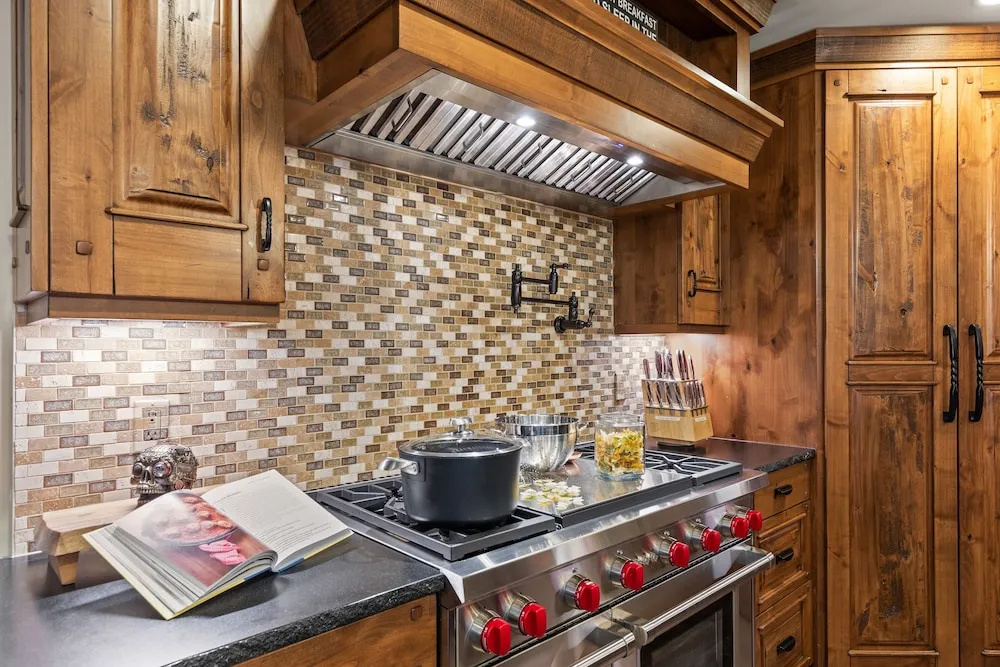 1138 Skiers Heaven! Luxury Home Close To Park City Mountain! Two Hot Tubs & Gorgeous Outdoor Space! 6 Bedroom Home by RedAwning