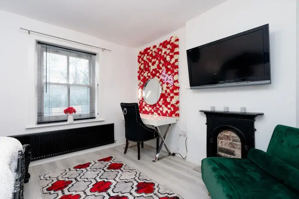 Cosy Cottage - Sleeps 6, Parking & Pet Friendly!