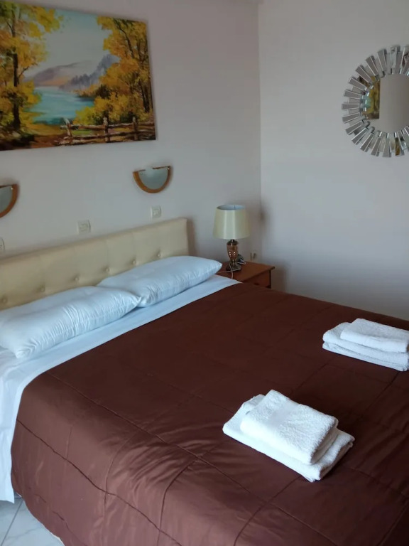 Agios Georgios - 2 Beds - Sleeps 4 - Free Parking