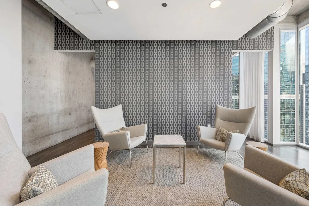 2BR Apt Stunning Views Steps to Michigan Avenue
