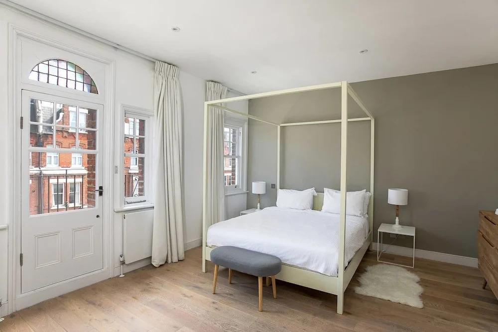 Luxury 2BR Penthouse in West Kensington W/terrace