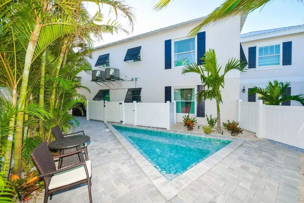 Sea Breeze - Pet Friendly, Located in Siesta Key Village, Steps to Siesta Key Beach