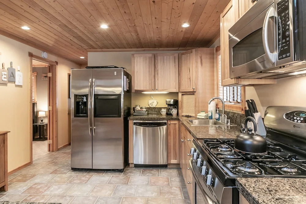 Log Hauler Haus Apartment 3 NW Comfy Cabins