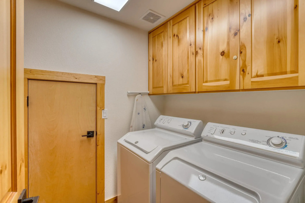 Quail by Avantstay Great Location + Game Room, Hot Tub, & Deck!