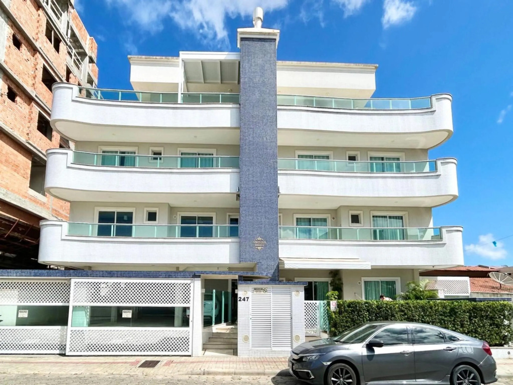 169 - Cobertura Duplex com 03 quartos, ideal para 03 casais e ampla vaga de garagem na praia de Canto Grande - Bombinhas - SC