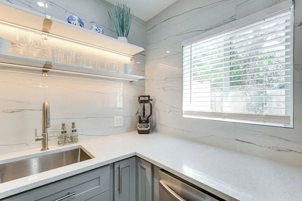 1 Mi to Las Olas Eats! Modern Apt w/ Shared Patio