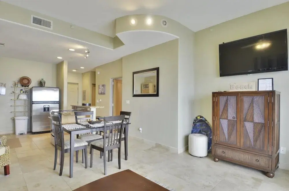Seawall Condo with Birds Eye Views by RedAwning