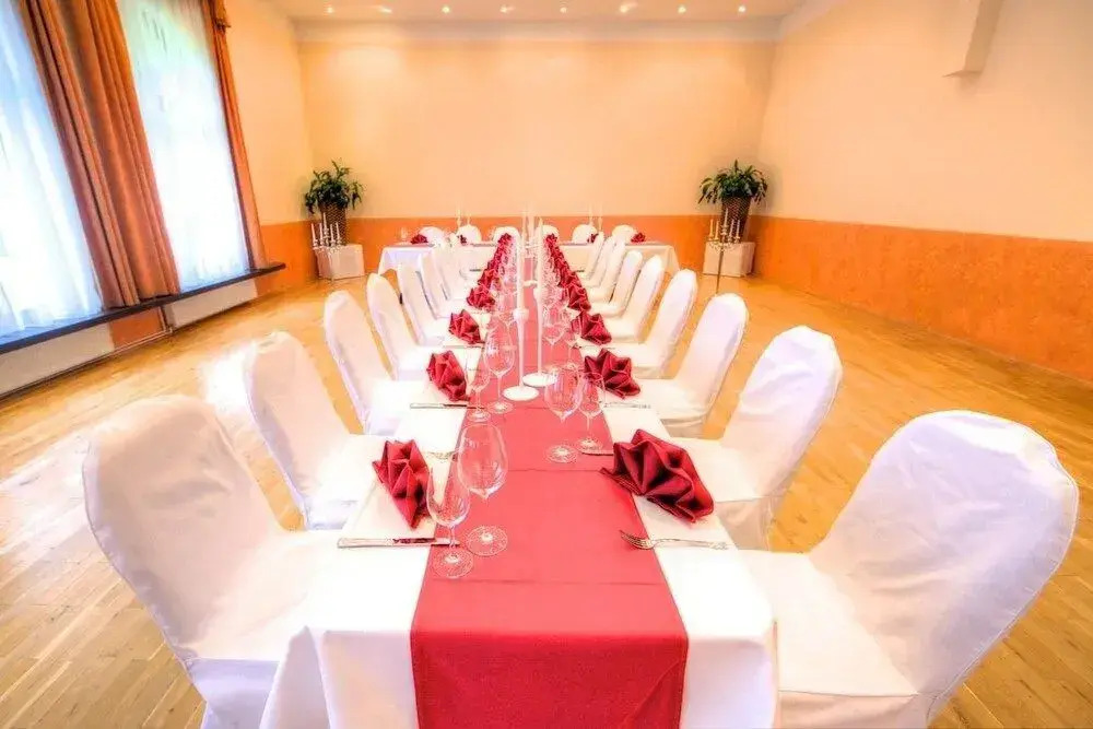 Hotel Garni Jagdschloss Waldsee mit Frühstücksbuffet & Schlossküche für Selbstversorger
